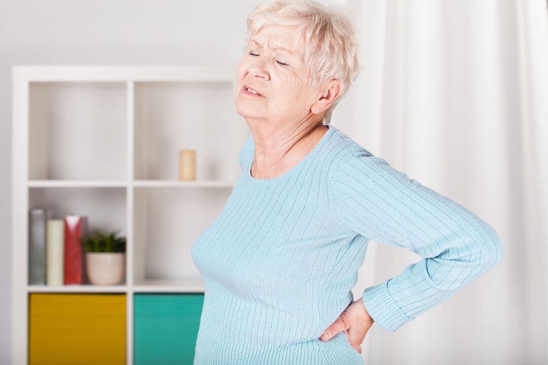 एक महिला में पीठ के निचले हिस्से में दर्द ओस्टियोचोन्ड्रोसिस का कारण हो सकता है