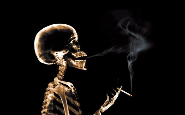 कंधे के ब्लेड के क्षेत्र में पीठ दर्द के कारण धूम्रपान