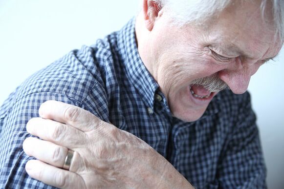 कंधे के जोड़ के आर्थ्रोसिस से पीड़ित एक बुजुर्ग व्यक्ति में कंधे का दर्द